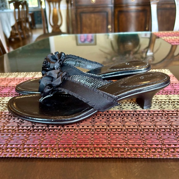 NEW Lindsay Phillips Black Thong Sandals with Polka Dot Flower Detail Size 10 - Picture 4 of 8